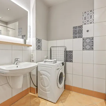 Domeky 2,2m Bett, Zentral, Glasfaser Fuer Business, Monteure, Familien דירה *